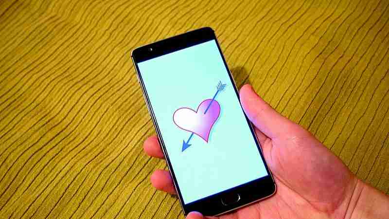 Smartphone dating app illustration, tags: das - CC BY-SA